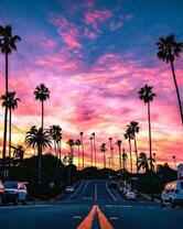 Дорога и розовое небо Калифорнии