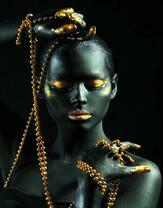 Без бренда «Девушка в черно-золотом макияже» в Саранске