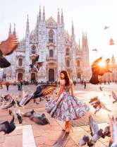 Девушка на площади в Праге